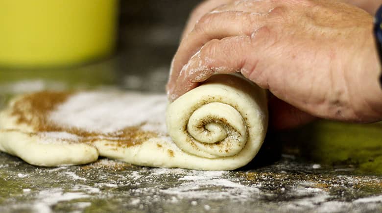 manos enrollando el rollo