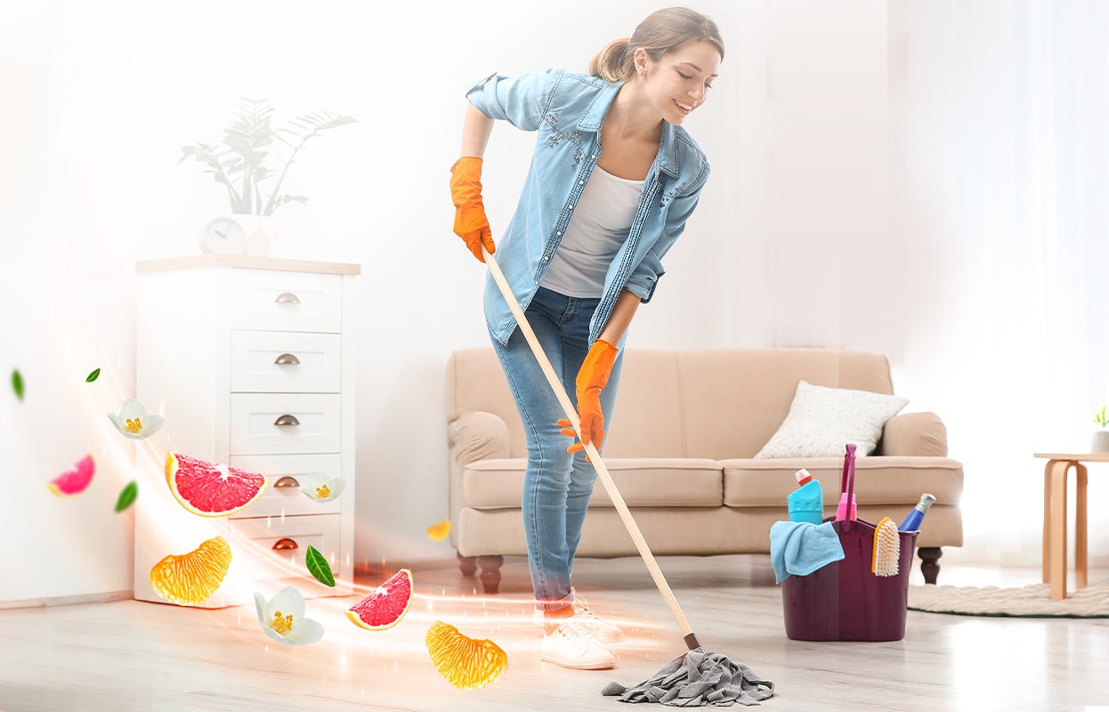 Mujer Limpiando el piso son imagen de frutos flotando