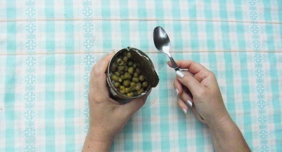 lata-abierta-con-una-cuchara.jpg Cómo abrir una lata sin abrelatas-6