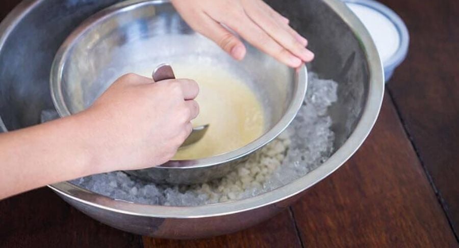 Leche en un recipiente dentro de otro con agua fría para enfriar rápidamente