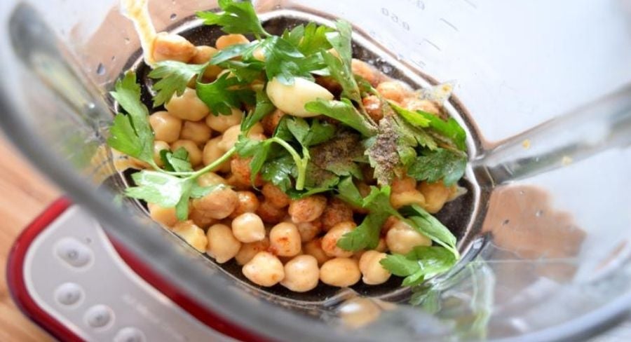 como-hacer-hummus-procesar-ingredientes.jpg ingredientes hummus de garbanzos en la licuadora