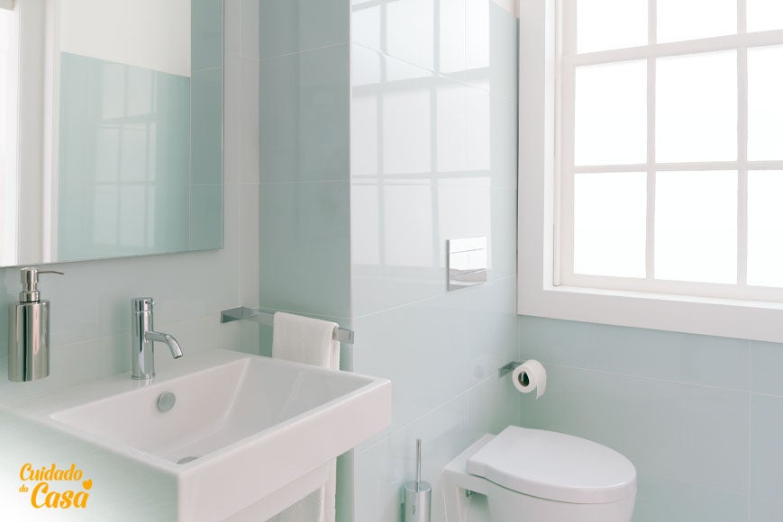 Frasco de desinfetante para banheiro sobre uma superfície limpa, representando a higiene e a eliminação de germes no ambiente