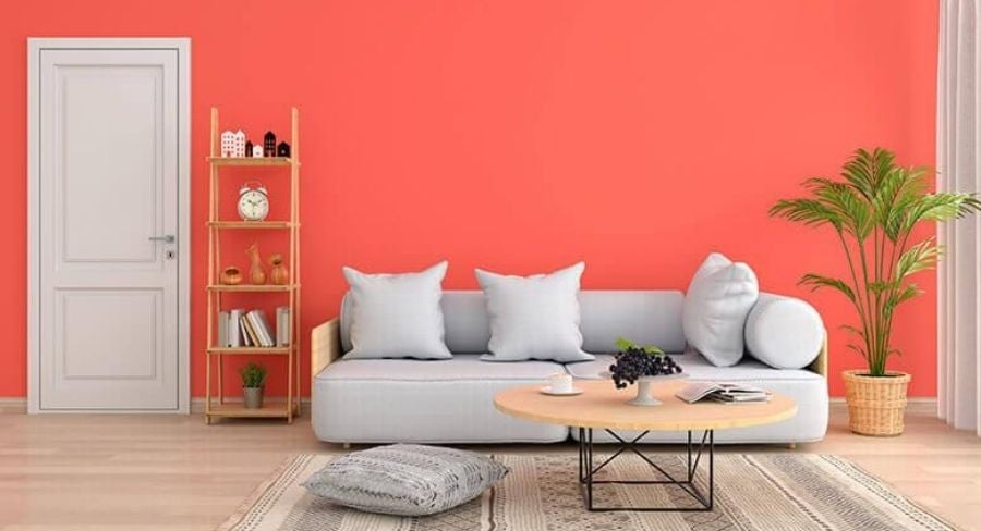 Sala de estar de una casa con la pared pintada con un color en tendencia