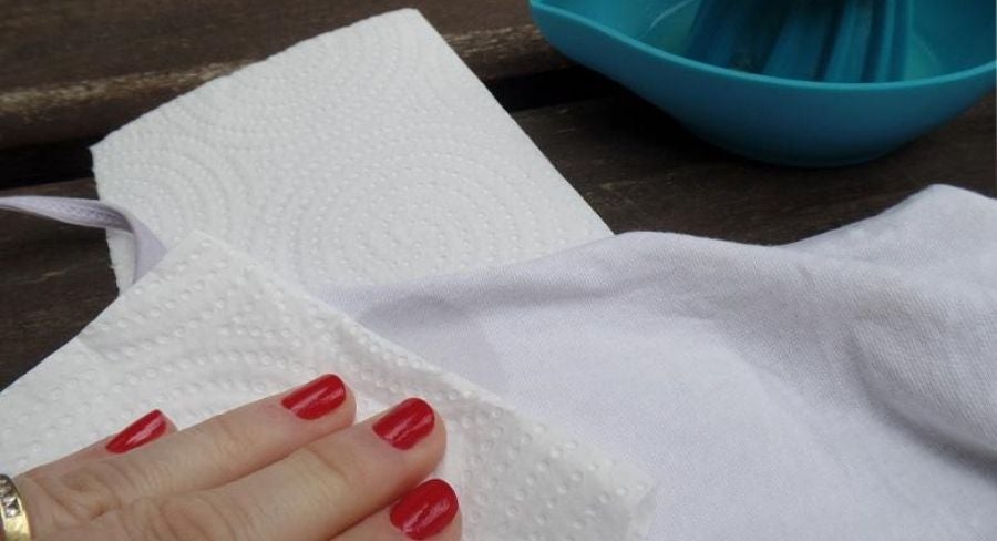 Proceso para quitar manchas de aceite en la ropa 2