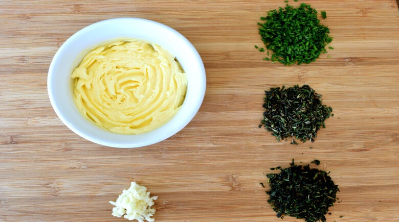 plato con mayone y especies en la mesa