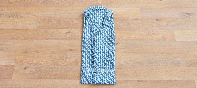 camisa azul de caballos de mar doblada por detras de forma pequeña