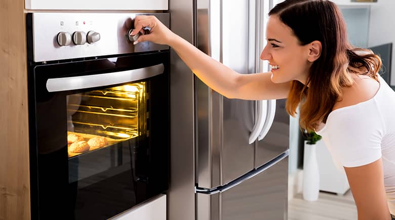 Mujer al frente del horno