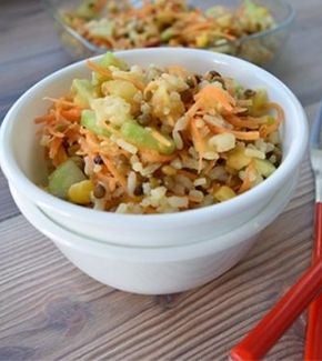 Ensalada en plato blanco 