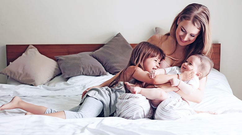 Consejos para cuando llega un hermano menor: Mamá e hijo observando a bebé