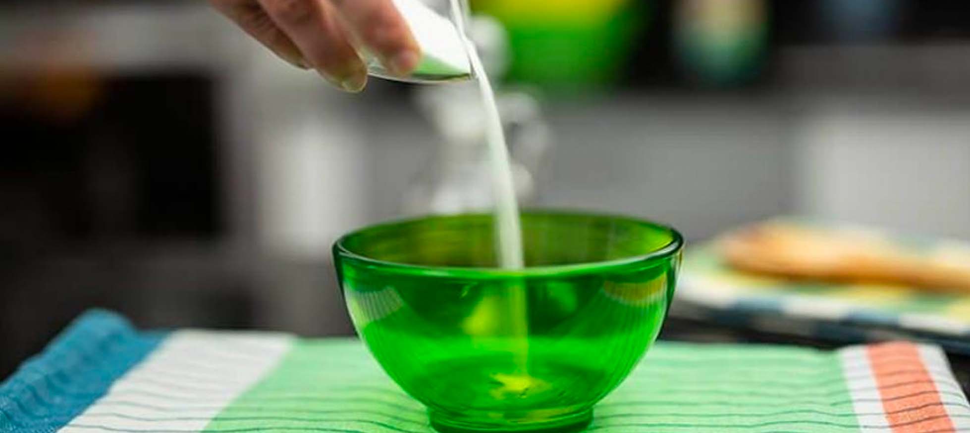 Necesitas ¾ taza de Ajax® Bicloro y 1 galón de agua. Mezcla los ingredientes en un contenedor, sumerge los trapos por cinco minutos, enjuaga con agua y ponlos a secar al sol