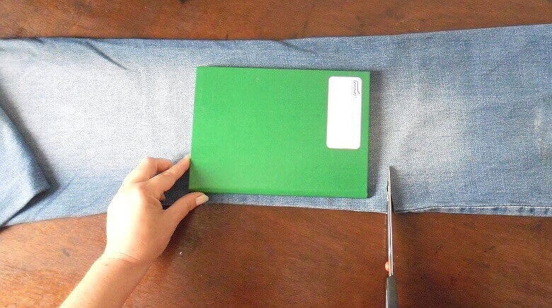 cortando jean encima de la mesa