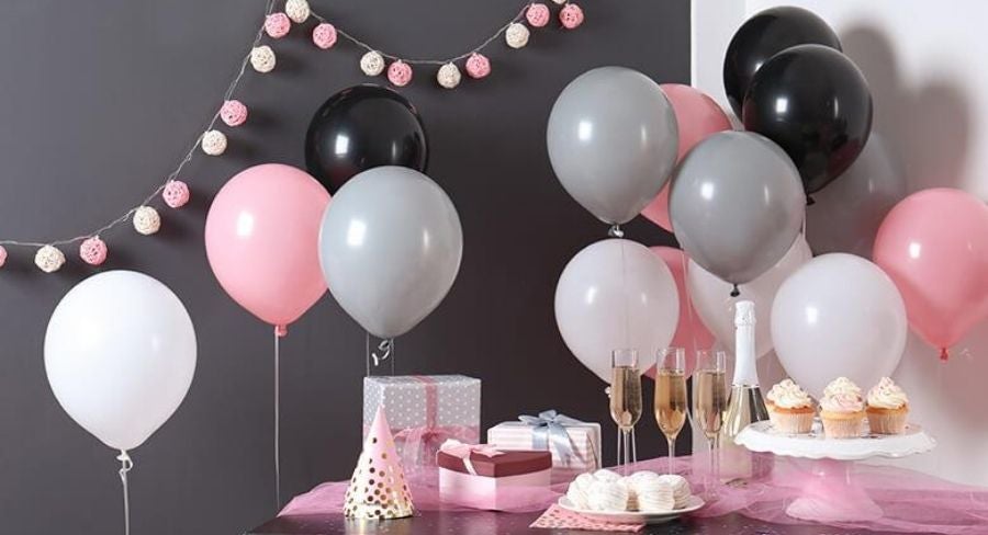 Mesa de fiesta con decoración de globos