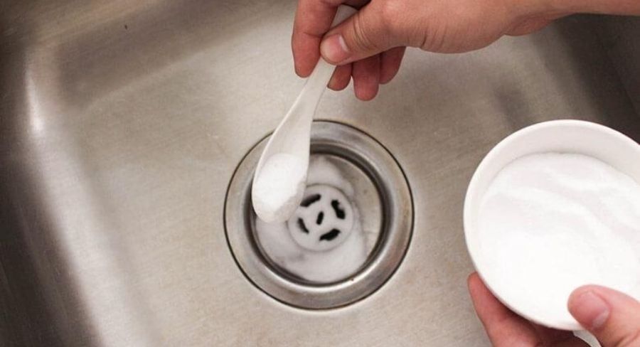 agregar bicarbonato en la tubería que expide el mal olor