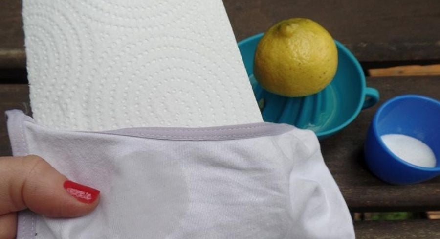 Proceso para quitar manchas de aceite en la ropa