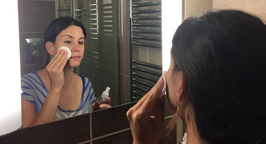 aplicando infusión en la cara