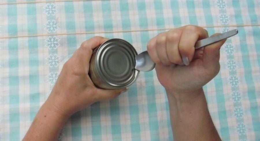 hacer-un-hueco-a-una-lata-con-una-cuchara.jpg Cómo abrir una lata sin abrelatas-4