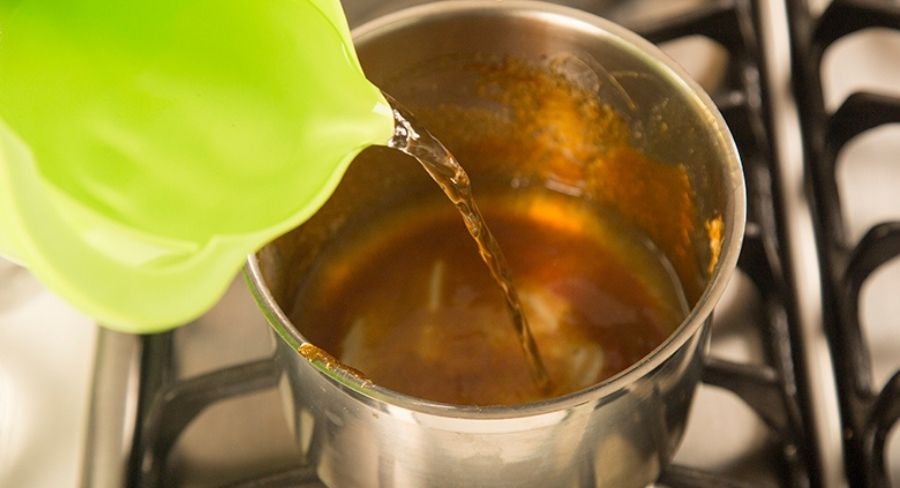 agrega a la olla media taza de agua