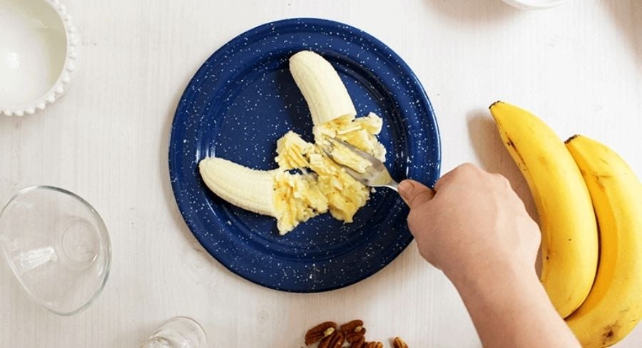 banano con tenedor
