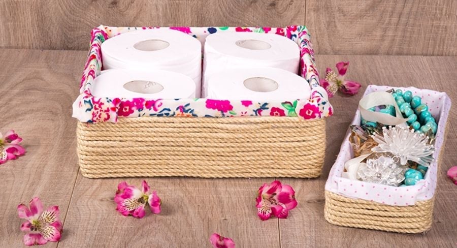 Canasta de cartón terminada con objetos almacenados dentro