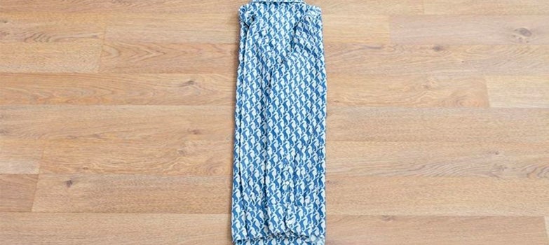 camisa azul de caballos de mar doblada por detras de forma vertical