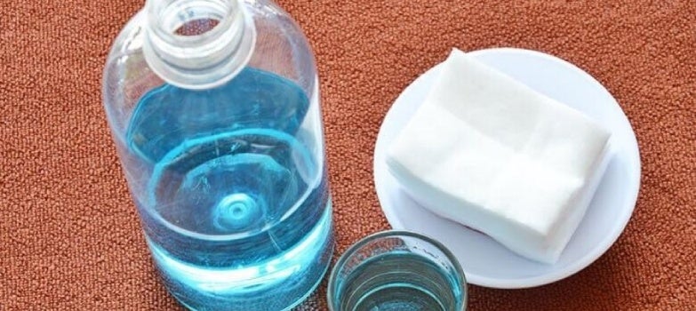 Botella abierta de líquido removedor de manchas