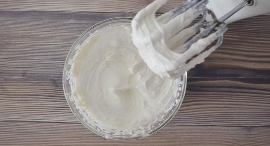 Crema batida a altas velocidades batiendo mezcla