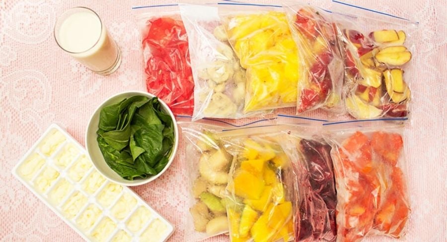 prepara un batido de fruta para un desayuno rápido