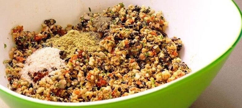 Añadiendo toque de especias a la mezcla