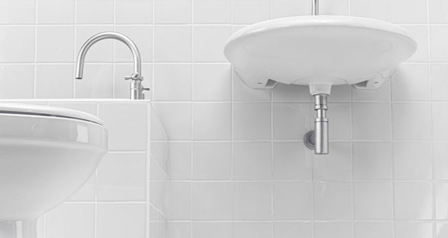 azulejo do banheiro, vaso e pia limpos sem limo