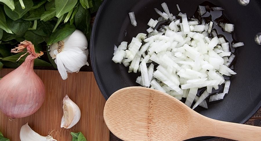 Cebolla picada en un plato
