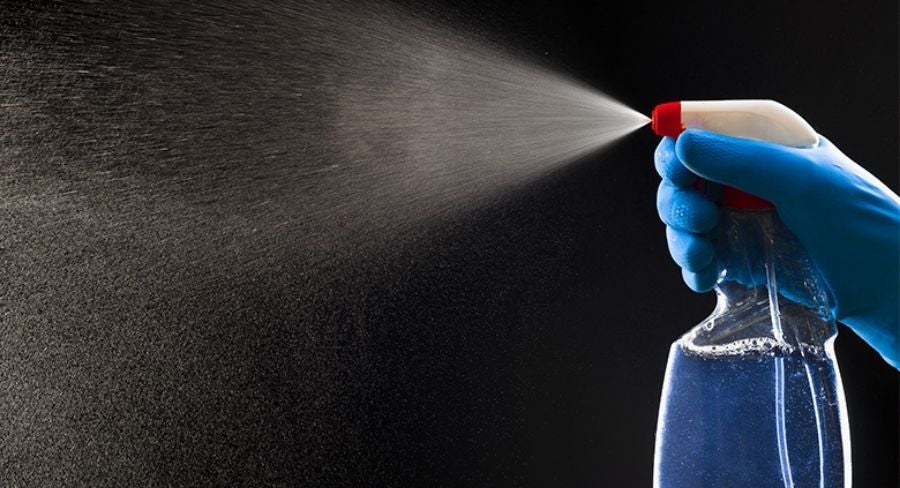 crea una fórmula casera y agregala a un atomizador