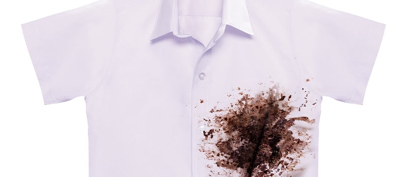 Camisa blaca con manchas de grasa