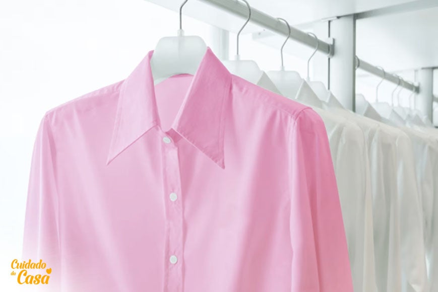 Roupa colorida que foi desencardida e outras brancas penduradas no cabide