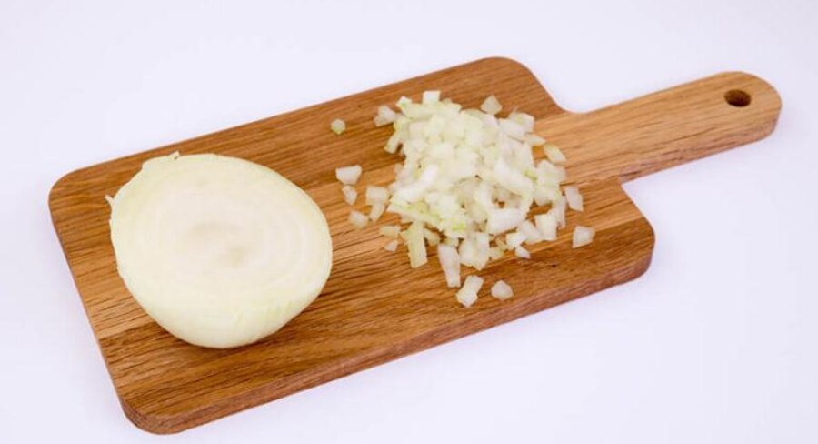 cebolla picada en tabla de madera