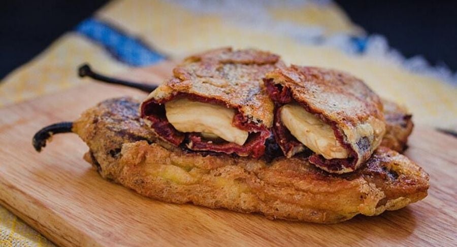 Chiles rellenos capeados