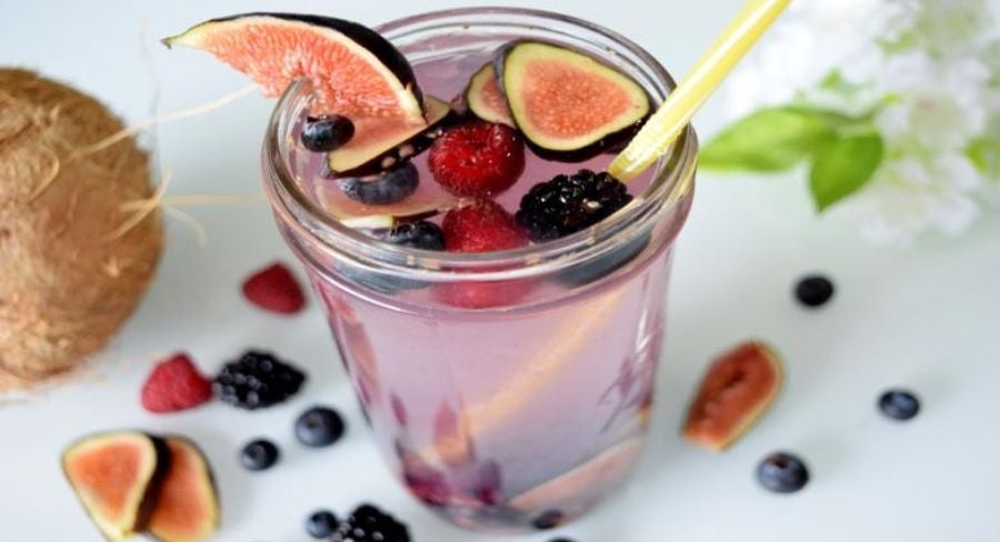 bebida refrescante fruto rojos