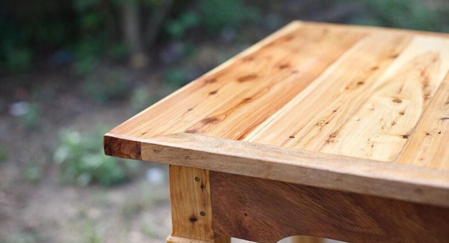 mesa de madera al aire libre