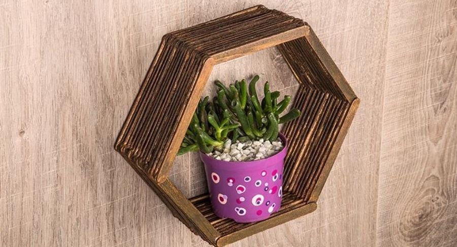 Haz una repisa con palitos de paleta