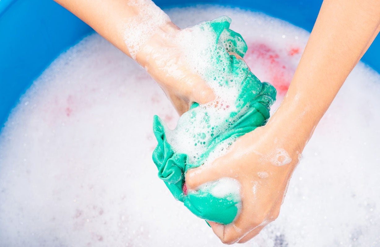 Mujer limpiando ropa con doña blanca poderoso en ropa