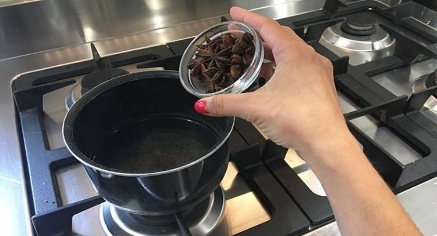 agregando anís en la olla