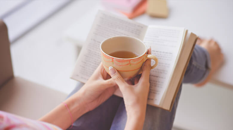mujer sujetando libro