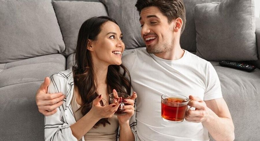 pareja tomando agua con semillas de plátano