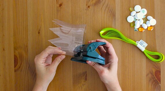 Instrucción 4 para hacer coronas con botellas plasticas