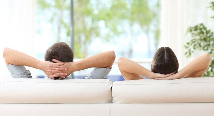 personas relajadas en la sala de la casa