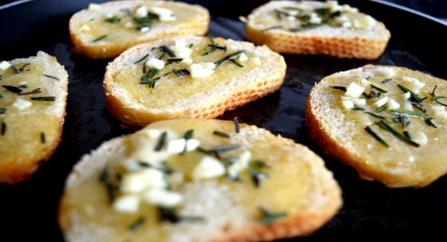 pan con ajo y especies