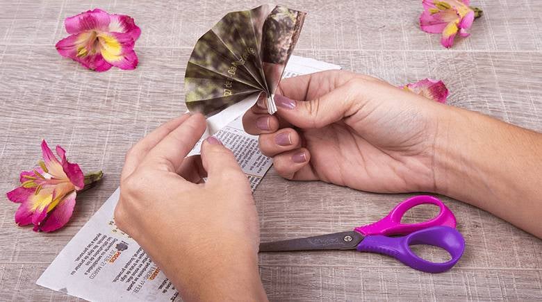 manos sosteniendo papel