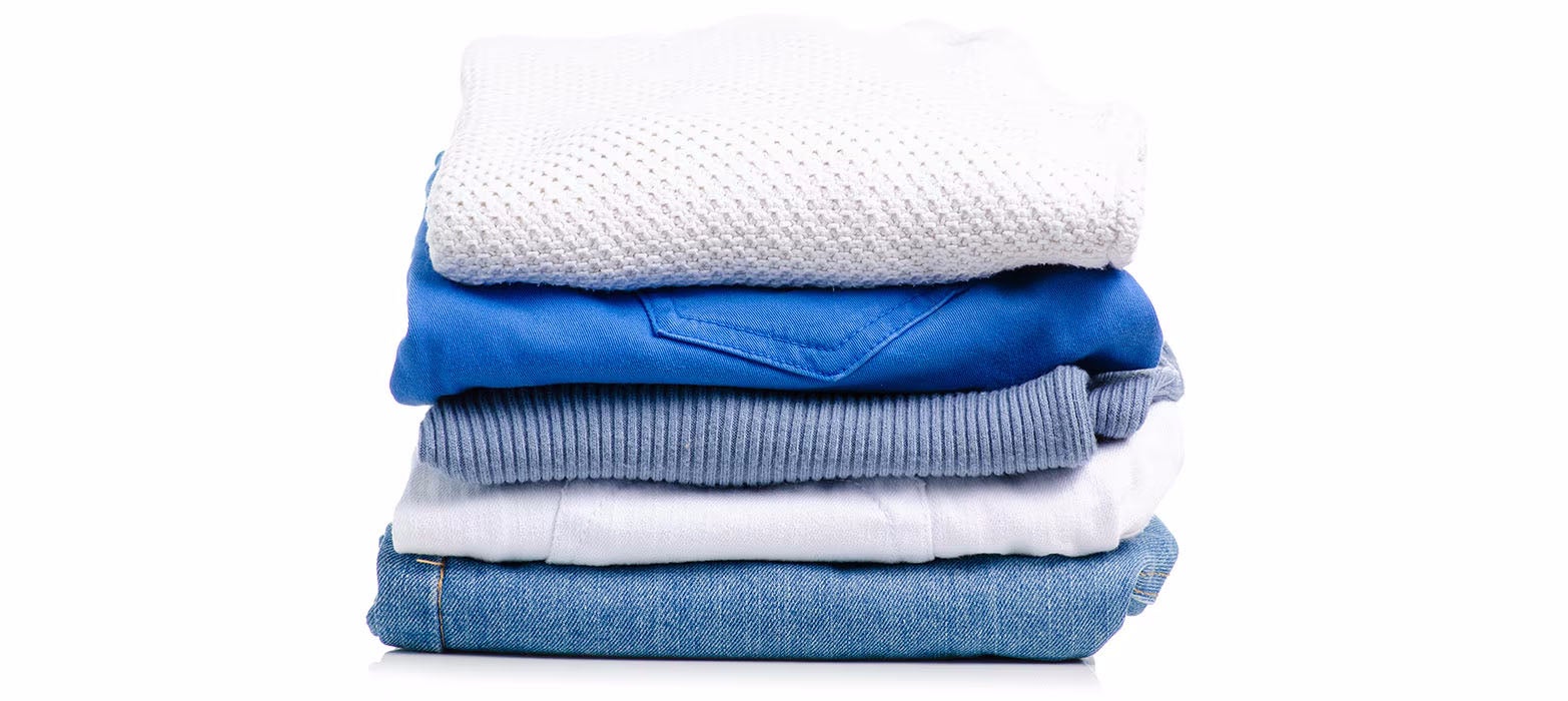 Pon la camisa sobre una superficie, después dobla un brazo a la altura de la axila