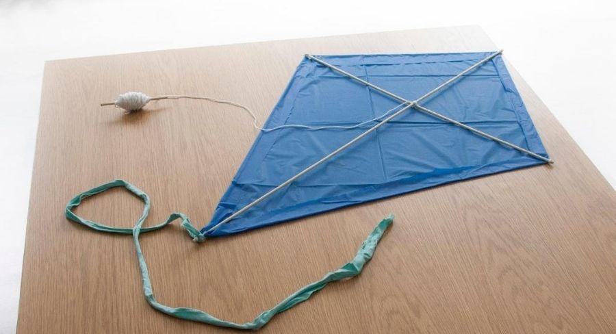 Papalote listo con una tira en la parte inferior.