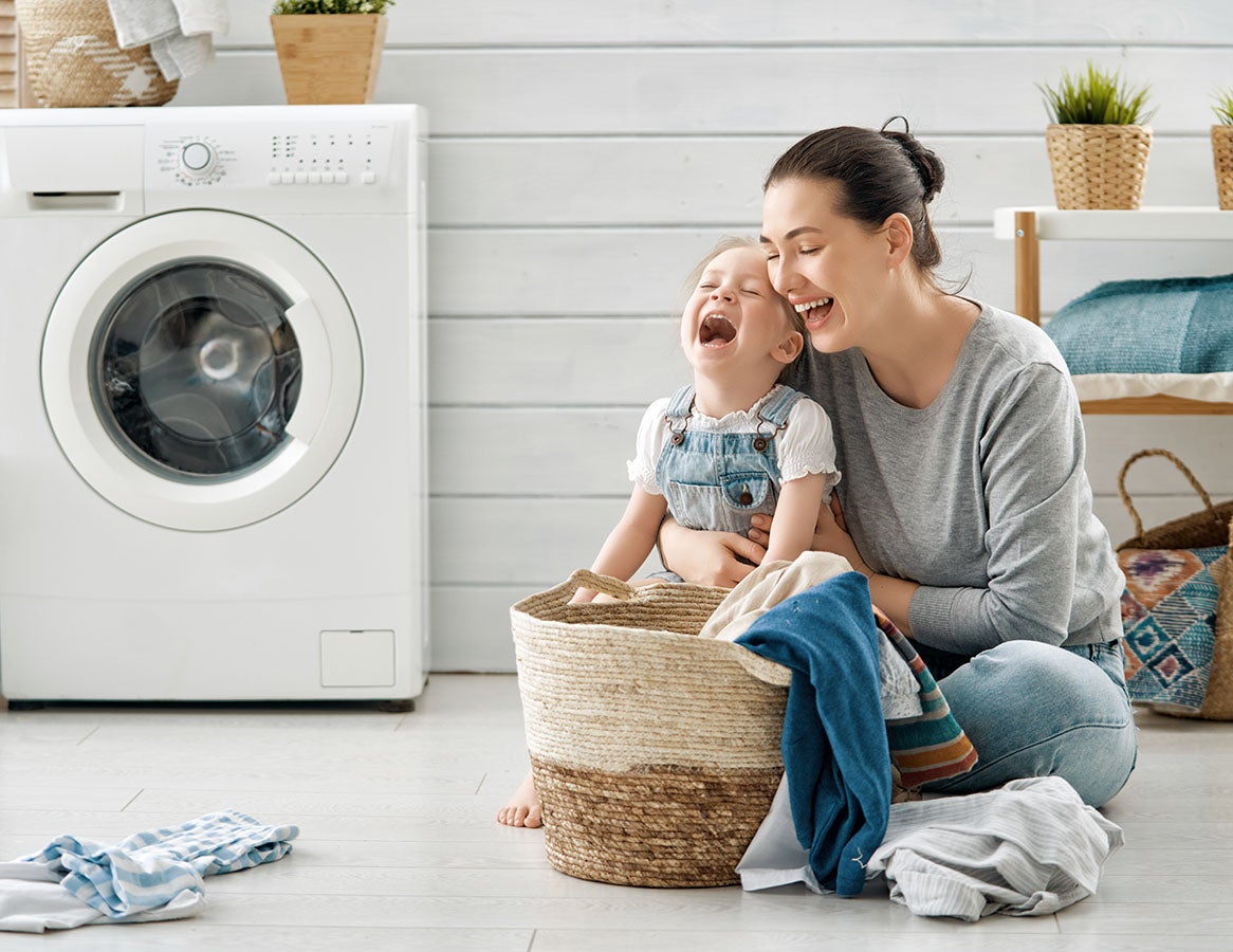 Mujer en lavandería con su hija