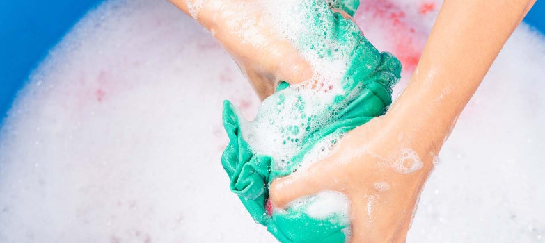 lavando ropa con las manos